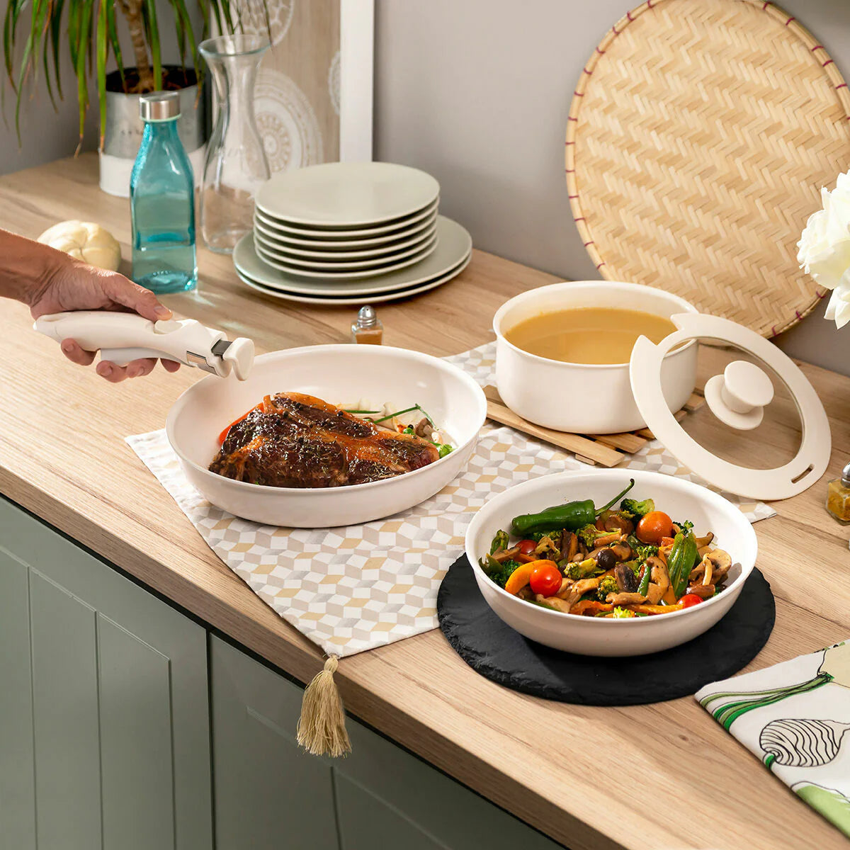 Set of Pans with Removable Handle and Lid