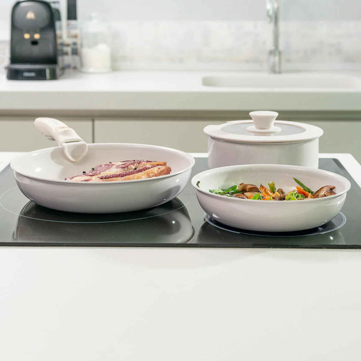 Set of Pans with Removable Handle and Lid